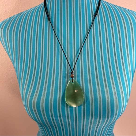 Green teardrop shape cord drop necklace - Picture 2 of 13